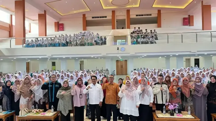 Turunkan Angka Stunting, Poltekkes Kemenkes Padang Lakukan Praktik Kerja Lapangan 1 PPL TERPADU— Bupati Padangpariaman John Kenedy Azis (JKA) foto bersama mahasiswa yang akan melaksanakan raktek Kerja Lapangan (PKL) Terpadu di Kabupaten Padangpariaman.