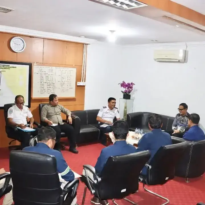 Untuk Warga Berduka dan Pasien Rujukan, Bupati Mentawai Perjuangkan Transportasi Gratis 1 AUDENSI— Bupati Kepulauan Mentawai Rinto Wardana, saat melakukan audiensi dengan Manajemen PT. ASDP Cabang Padang untuk meningkatkan pelayanan bagi warga yang sedang berduka.