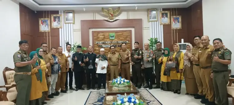 Pemkab Padangpariaman Serius Tertibkan Jam Hiburan Malam 1 FOTO BERSAMA— Bupati Padangpariaman John Kenedy Azis dan Wakil Bupati Rahmat Hidayat berfoto bersama usai rapat membicarakan kesepakatan bersama tentang penyelenggaraan kegiatan keramaian dengan hiburan organ tunggal dan hiburan band lainnya.