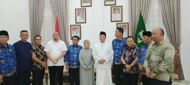 KUNJUNGAN— Bupati Padangpariaman John Kenedy Azis menyambut secara langsung kedatangan Menteri Agraria dan Tata Ruang/Kepala Badan Pertanahan Nasional (ATR/BPN) Nusron Wahid beserta rombongan di Bandara Internasional Minangkabau (BIM).