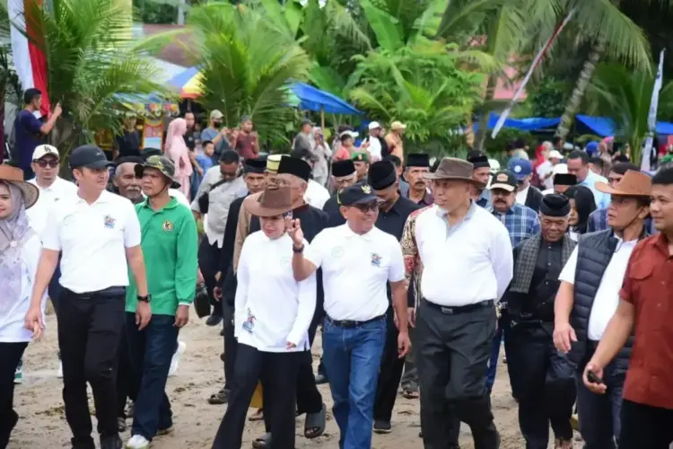 Pacu Kuda Bupati Padangpariaman 2025, Dihadiri 40 Ribu Pengunjung, Perputaran Uang Capai Rp4 M 1 PACU KUDA— Bupati Padangpariaman John Kenedy Azis bersama Gubernur Sumbar Mahyeldi saat pembukaan even Pacu Kuda Bupati Padangpariaman 2025 di gelanggang pacu kuda Duku Banyak Balah Aie.