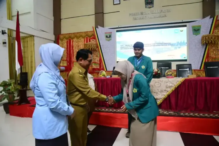 TERIMA MAHASISWA PKL— Bupati Padangpariaman John Kenedy Azis menerima mahasiswa PKL terpadu dengan pendekatan IPE-CP oleh Poltekkes Kemenkes Padang tahun 2024-2025.