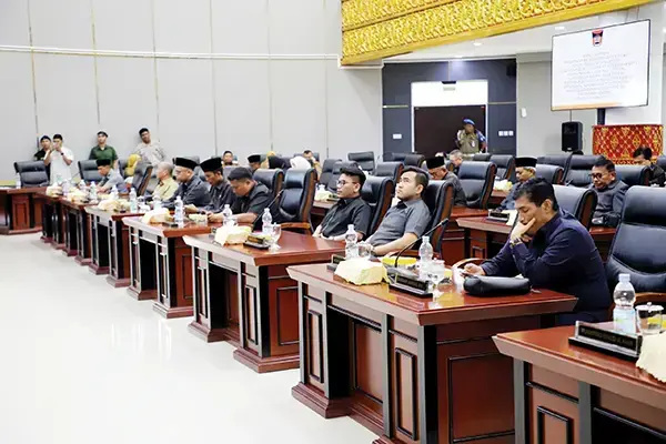 Rapat Paripurna DPRD Kota Padang, Wali Kota Padang Sampaikan Tiga Ranperda 1 Anggota DPRD Kota Padang mengikuti jalannya sidang Rapat Paripurna dengan khidmat.