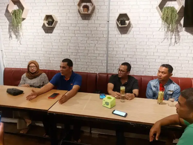 Sejumlah Angkatan Tolak Hasil Mubes Alumni SMPN 1 Padang 1 Ketua Angkatan 1992 Ikaspensa Padang, Budi Syahrial bersama Pengurus Angkatan 1992 menggelar jumpa pers, Selasa (8/4) di Padang.