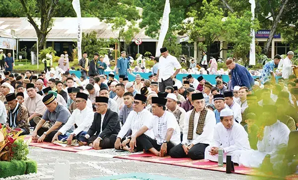 SHALAT IDUL FITRI— Ribuan jamaah dari Indarung dan sekitarnya memadati Plaza Kantor Pusat PT Semen Padang untuk menunaikan shalat Idul Fitri 1446 Hijriah pada Senin (31/3) pagi. Shalat Idul Fitri ini diikuti jajaran direksi PT Semen Padang, staf pimpinan, ratusan karyawan serta masyarakat sekitar.