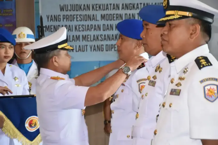 Irup Sertijab Danpomal, Danlantamal: Upaya TNI AL untuk Meningkatkan Kualitas Kinerja Organisasi 1 PASANGKAN TANDA JABATAN— Danlantamal II Laksamana Pertama TNI Sarimpunan Tanjung, pasangkan tanda jabatan.