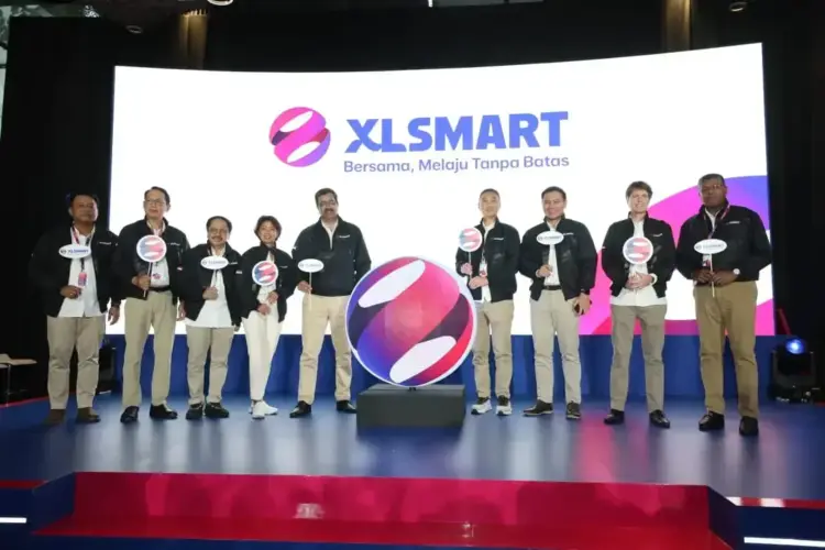 XLSMART Resmi Berdiri, Kekuatan Baru Masa Depan Digital Indonesia 1 RESMI BERDIRI-Presiden Direktur dan CEO XLSMART, Rajeev Sethi perkenalkan identitas XLSMART "Bersama Melaju Tanpa Batas".