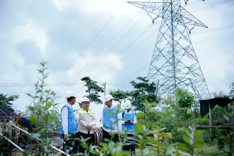 TINJAU PEMBANGUNAN—Hendro Prasetyawan saat meninjau progres pembangunan Section 3 Tower 500 kV NAD-Peranap.