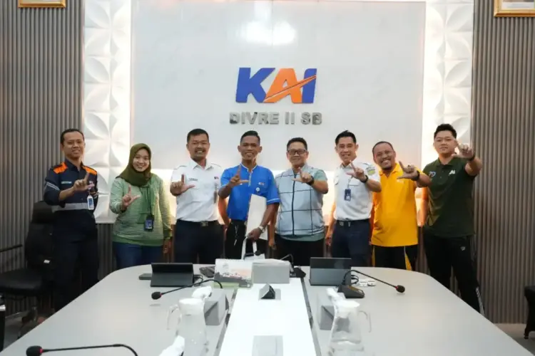 Vice President KAI Divre II Sumbar, Muh Tri Setyawan memberikan piagam penghargaan kepada Diva Siswanto, Jumat (25/4) di Ruang Rapat Buya Hamka Kantor KAI Divre II Sumbar.