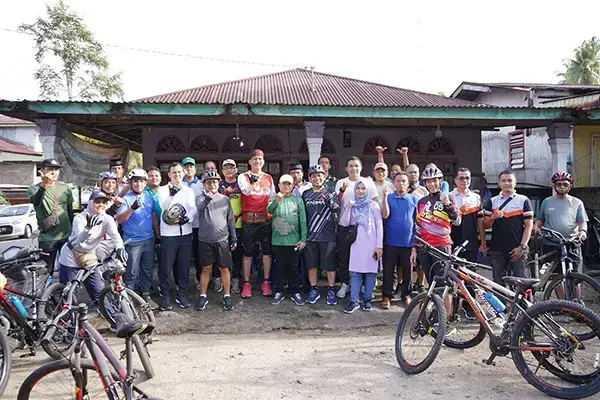 Jemput Aspirasi Masyarakat, Bupati dan Wabup Padangpariaman Bersepeda Keliling Nagari 1 PEJABAT BERSEPEDA— Bupati Padangpariaman John Kenedi Aziz, Wakil Bupati Padangpariaan Rahmat Hidayat, bersama tokoh masyarakat bersepeda berkeliling nagari untuk menjemput aspirasi masyarakat.