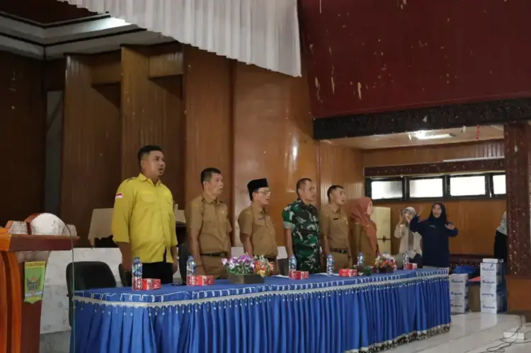 Momentum Peningkatan Kualitas, Kesbang Pol Seleksi Paskibraka Lebih Profesional 1 SELEKSI—Kepala Kantor Kesbangpol Padangpariaman Jon Eka Putra saat melakukan proses seleksi penerimaan anggota Pasukan Pengibar Bendera Pusaka (Paskibraka) Kabupaten Padangpariaman.