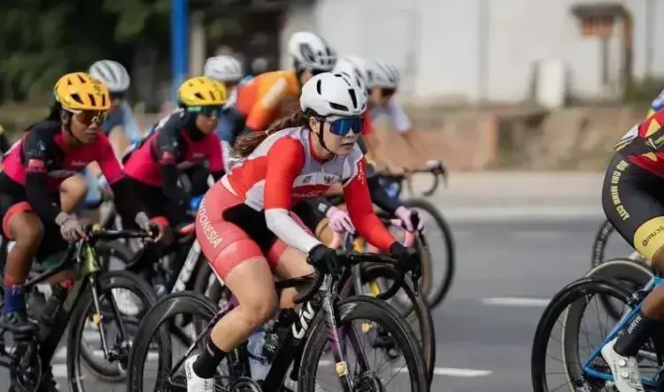 Pembalap Indonesia Tuntaskan Hong Kong International Track Cup 2025 1 PEMBALAP SEPEDA— Pembalap sepeda Indonesia Ayustina Delia Priatna (tengah) saat berlomba di etape kedua Biwase Tour of Vietnam 2025 di Vietnam pada Sabtu (8/3).