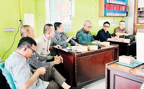 KUNJUNGAN LAPANGAN— Ketua Komisi 2 DPRD Padang Rachmad Wijaya bersama anggota Komisi melakukan kunjungan ke lapangan dan ke Kantor UPT Perparkiran, Dinas Perhubungan Kota Padang, Senin (21/4).