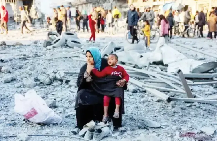 MUI Minta Pro-Kontra Evakuasi Warga Gaza Tak Menyurutkan Dukungan untuk Palestina 1 PERANG—Potret warga gaza yang berada di antara puing-puing setelah Israel menghancurkan Gaza selama perangnya terhadap Palestina.