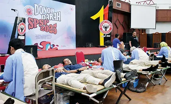 Berkah Syawal di Semen Padang, 316 Kantong Darah Terkumpul 1 AKSI DONOR DARAH— Direktur Keuangan & Umum PT Semen Padang Oktoweri, menyerahkan kantong darah kepada Ketua PMI Kota Padang Zulhardi Z Latif, kegiatan donor darah yang digelar oleh Serikat Pekerja Semen Padang (SPSP), Rabu (23/4).