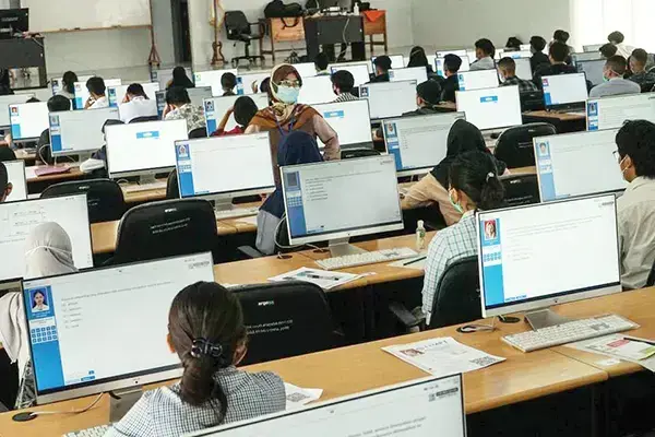 860.975 Peserta Berebut Kursi di PTN Lewat UTBK-SNBT 1 UTBK-SNBT--Peserta mengikuti Ujian Tulis Berbasis Komputer- Seleksi Nasional Berbasis Tes (UTBK-SNBT).