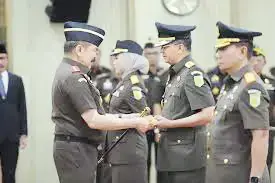 melantik --Jaksa Agung Sanitiar Burhanuddin melantik enam kajati baru pada Rabu (23/4). 
(Puspenkum Kejagung).