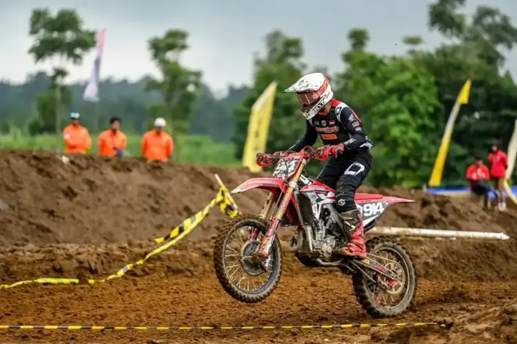 Tekad Arsenio Bawa Astra Honda Juarai Kejurnas Motocross 2025 1 BERTEKAD— Pebalap Astra Honda Racing Team (AHRT), Arsenio Al Ghifari, bertekad melesat raih juara di Kejuaraan Nasional (Kejurnas) Motocross 2025 pada kelas MX2.