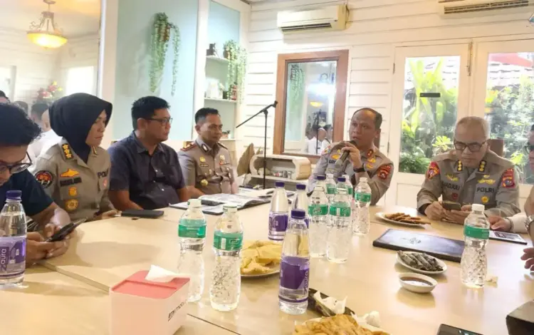 PAPARKAN— Kapolda Sumbar, 
Irjen Pol Gatot Tri Suryanta paparkan 
capaian 100 hari kinerjanya saat makan 
siang bersama dengan wartawan.
