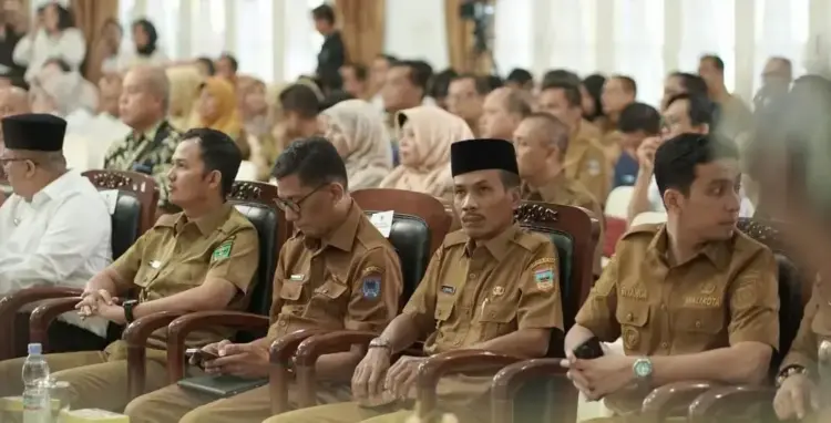 Wujudkan Cita-Cita Pembangunan, Wabup H. Yulian Efi Hadiri Musrenbang RKPD 2026 Sumbar 1 HADIRI—Wakil Bupati Solok Selatan H. Yulian Efi bersama dengan Kepala
Bappeda dan Kepala BPKD hadiri acara.