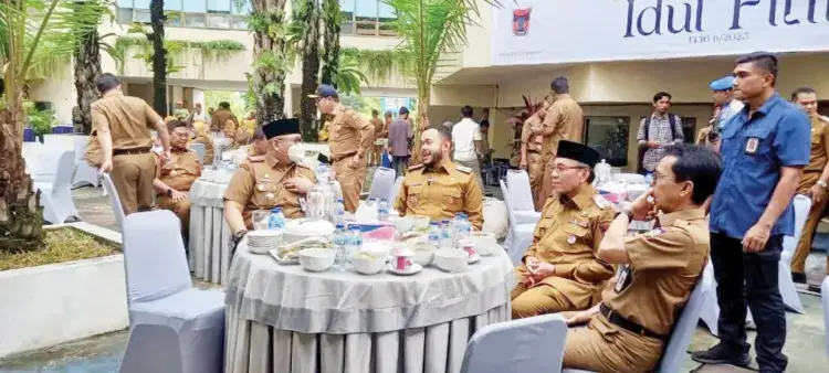 Wako Padang Ajak Pegawai Pemko Samakan Persepsi Sukseskan 9 Progul 1 HALAL BI HALAL— Wali Kota Padang Fadly Amran dan Wakil Wali Kota Maigus Nasir, serta Sekda Andree Algamar, menghadiri kegiatan halal bi halal di kantor Balaikota Aiepacah, Selasa (8/4) pagi.