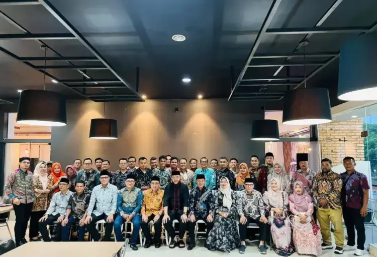 Halal Bihalal BC 10, Pererat Silaturahmi dan Kebersamaan ASN Pemko 1 PERERAT SILATURAHMI— Wali Kota Padang Fadly Amran, dan Wakil Wali Kota Maigus Nasir, menghadiri halal bihalal keluarga besar Banang Cafe 10 (BC 10) yang anggotanya terdiri dari ASN Pemko Padang.