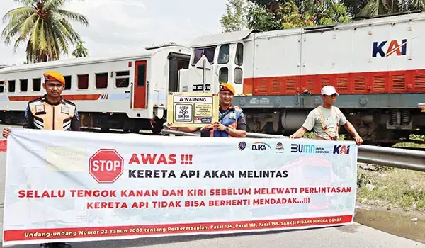 KAI Divre II Sumbar Ajak Pengguna Jalan Tertib dan Disiplin Berlalu Lintas, Hingga April Ada 4 Laka, 9 Perlintasan Ditutup 1 SOSIALISASI KESELAMATAN— PT KAI Divre II Sumbar gencar melakukan sosialisasi meningkatkan kesadaran masyarakat tentang pentingnya disiplin berlalu lintas khususnya saat melintasi perlintasan sebidang KA.