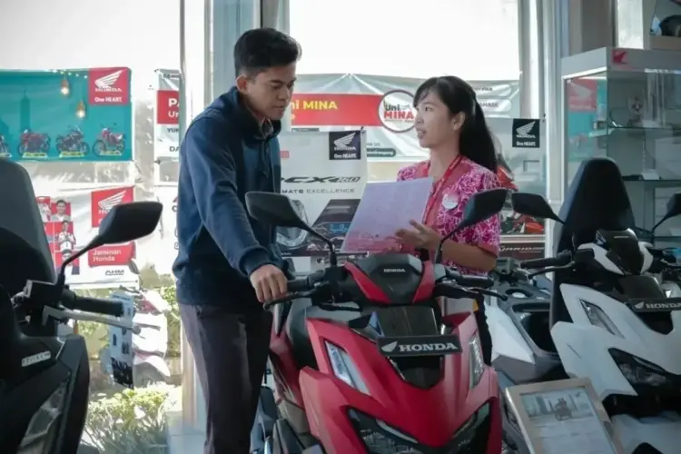 Promo April Vaganza di Menara Agung, Beli Honda Vario 160 Diskon Rp 555 Ribu 1 LAYANI KONSUMEN—Sales marketing PT Menara Agung melayani konsumen yang melakukan pembelian Honda Vario 160.