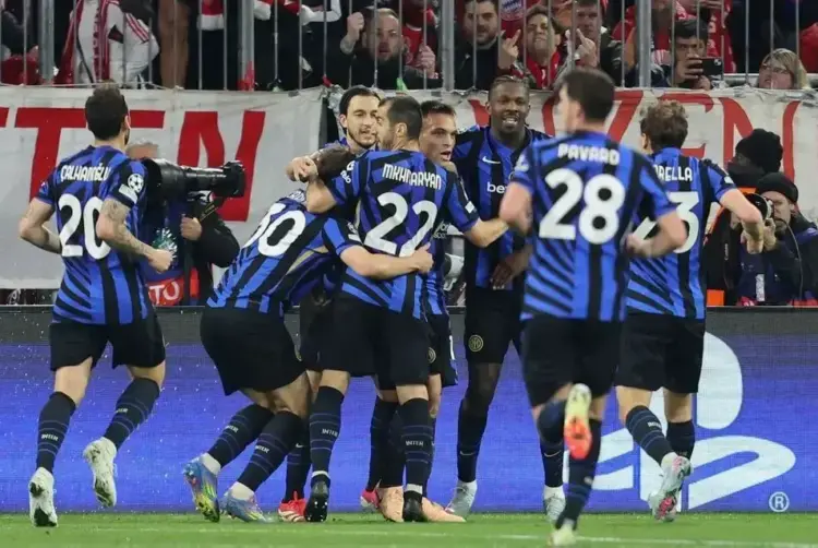 Inter Milan Permalukan Bayern Muenchen di Kandang 1 PERMALUKAN TUAN RUMAH— Inter Milan berhasil mempermalukan tuan rumah Bayern Muenchen dengan skor 2-1 pada laga leg pertama perempat final Liga Champions di Stadion Allianz, Rabu (9/4) dini hari WIB.