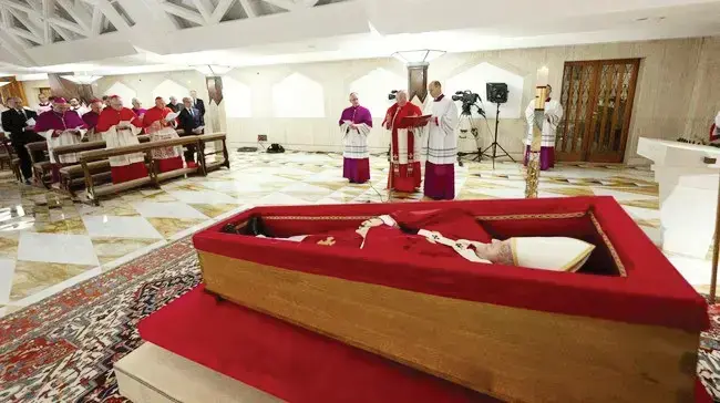 dibaringkan --Jenazah Paus Fransiskus saat dibaringkan di Santa Marta.