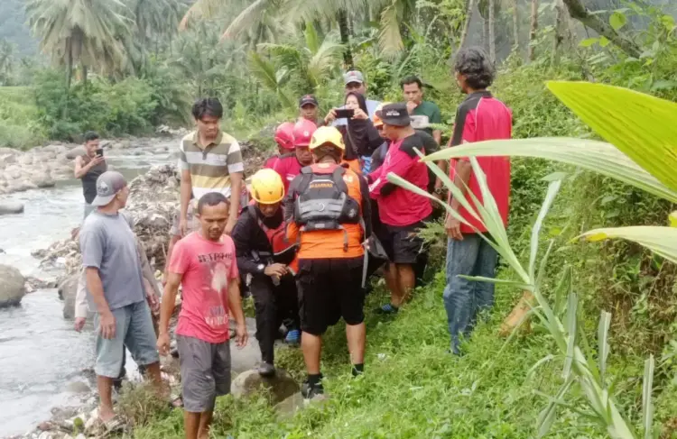 Hanyut di Drainase Depan Rumah saat Bermain, Balita Ditemukan Tewas Tersangkut Bebatuan 1 TEWAS— Tim SAR gabungan mengevakuasi jenazah balita yang tewas tenggelam
terseret arus di Sungai Bandar Buat, Kota Padang.