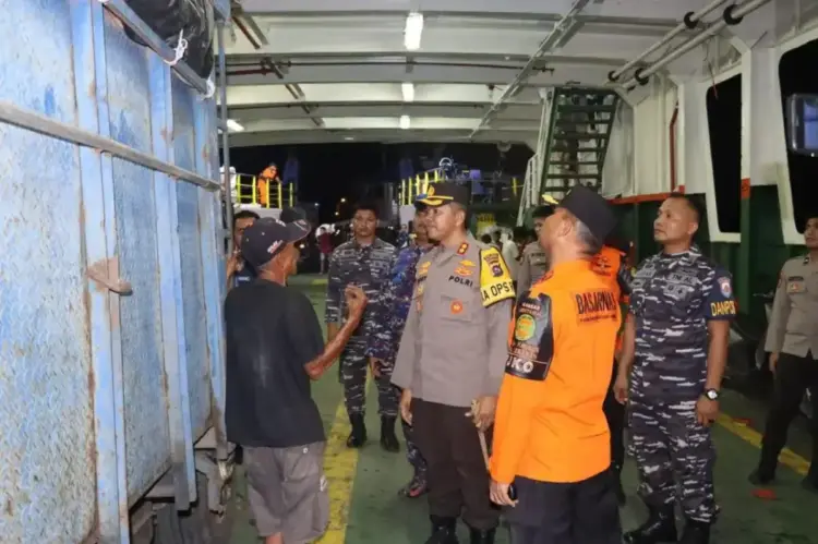 PEMERIKSAAN KAPAL—Kapolres Kepuluan Mentawai, AKBP Rory Ratno A. saat melakukan pemeriksaan kapal yang akan mengangkut pemudik sata arus balik Lebaran.