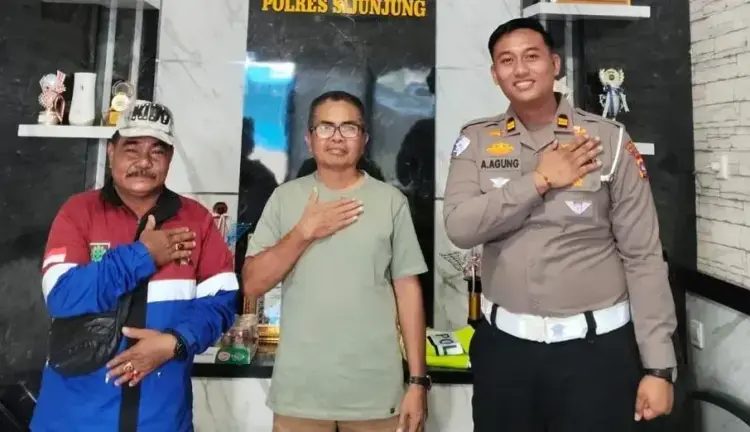 Isu Razia Penyitaan Kendaraan Mati Pajak Hoaks, Kasatlantas: Info Itu tak Benar 1 PERTEMUAN—Kasat Lantas Polres Sijunjung, Iptu A.Agung Ngurah saat menggelar silaturahmi dengan komunitas ojek Nagari Muaro, pada beberapa waktu lalu..