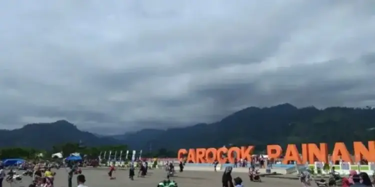 7 Hari Libur Lebaran, Pendapatan Wisata Carocok Painan Tembus Rp608 Juta 1 DESTINASI FAVORIT— Kawasan Pantai Carocok Painan merupakan destinasi wisata andalan Kabupaten Pesisir Selatan, dan menunjukkan performa luar biasa selama libur Lebaran 2025.