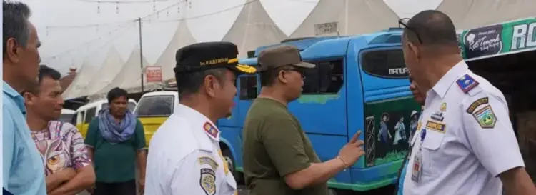 Wujudkan Kenyamanan dan Ketertiban Kawasan Pasar, Pemko Padangpanjang Fokus Penataan Pasar 1 TERTIBKAN ANGKUTAN— Petugas gabungan Pemko Padang Panjang saat melakukan penertiban di kawasan pasar tradisional.