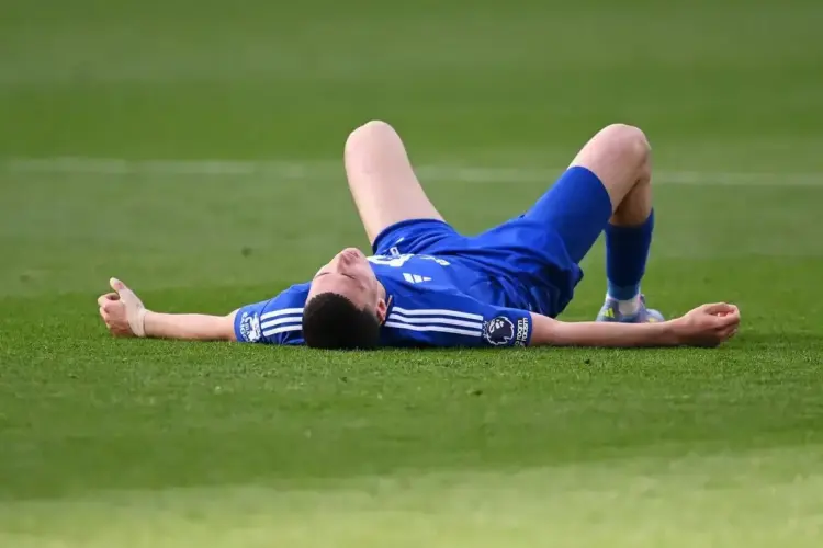 Leicester City 0 vs 1 Liverpool, Terdegradasi, Akhir Pahit Sang Rubah 1 AIR MATA DI King Power Stadium— Situasi yang emosional tersaji di King Power Stadium pada Minggu (20/4) malam WIB. Ketika para pemain Leicester City harus berlinang air mata, saat timnya harus turu tahta musim ini setelah menuai kekalahan 0-1 dari Liverpool. Leicester jadi tim kedua yang degradasi dari Premier League musim ini. Sebelumnya, ada Southampton yang lebih dulu dipastikan turun kasta.