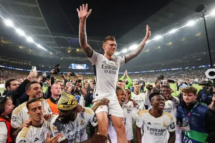 Real Madrid makin Terpuruk, Kesalahan Fatal Tidak Segera Cari Pengganti Toni Kroos 1 merindukan sosok Toni Kroos— Toni Kroos digendong rekan-rekannya usai Real Madrid menjadi juara Liga Champions 2023/2024. Selama satu dekade, Kroos dan Luca Modric menjadi otak permainan Madrid dengan kemampuan mengatur tempo dan membuka pertahanan lawan. Kini, tanpa keduanya dalam performa puncak, Los Blancos seperti kehilangan kompas.