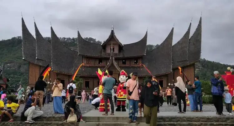Libur Lebaran Idul Fitri 1446 Hijriah, Kunjungan Wisatawan ke Istano Basa Pagaruyung Capai 52 Ribu Orang 1 KUNJUNGAN WISATAWAN MENINGKAT— Selama libur lebaran Idul Fitri 1446 Hijriah, jumlah kunjungan wisatawan ke objek wisata Istano Basa Pagaruyung mengalami peningkatan signifikan.
