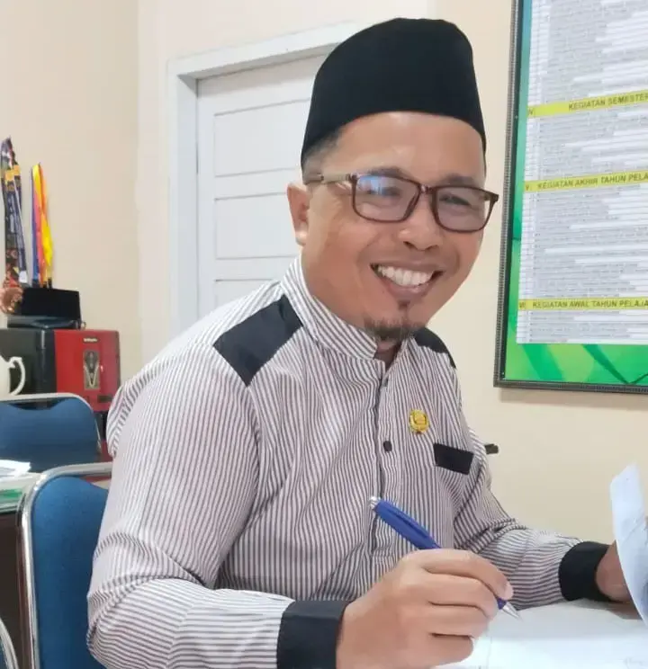SMAN 1 Harau Hasilkan Lulusan Terbaik pada SNBP, Adibila Lulus Terbaik di UI dan Farel Algazi di Unand 1 WAWANCARA—Plt. Kepala sekolah SMAN 1 Harau Defendi. SPd. M. Pd saat wawancara di ruang kerjanya.