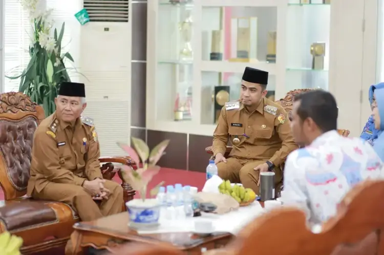 Terima DAK Rp.1,3 Miliar Wako Ramadhani Siap Perkuat Layanan KB 1 TERIMA—Wali Kota Solok, Ramadhani Kirana Putra, saat menerima audiensi sekaligus penyerahan Dana Alokasi Khusus (DAK) Sub Bidang Keluarga Berencana (KB) Tahun Anggaran 2025.