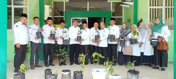 Peringati Hari Bumi se-Dunia, Kakankemenag Tanam Satu Juta Pohon Matoa 1 PENANAMAN POHON MATOA— Jajaran Kemenag Kota Pariaman menyukseskan gerakan penanaman 1 juta pohon matoa dalam rangka peringati Hari Bumi se-dunia secara serentak di Indonesia.