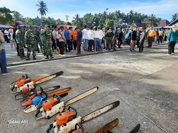 GORO AKBAR— Bupati Padangpariaman John Kenedy Azis, mengimbau seluruh masyarakat Padangpariaman, khususnya yang tinggal di bantaran kali atau sungai, untuk tidak membuang sampah ke sungai maupun di sembarang tempat, saat melakukan kegiatan goro akbara di Batang Ulakan, Minggu (20/4).