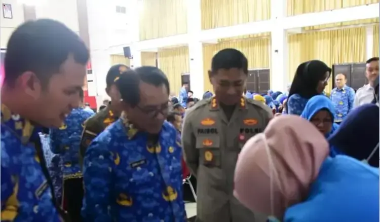 Tingkatkan Disiplin ASN, Bupati Padangpariaman JKA dan Ratusan Pejabat Tes Urine 1 PEMERIKSAAN TES URINE— Bupati Padangpariaman, John Kenedy Azis (JKA) bersama pihak kepolisian saat melakukan pemeriksaan urine.