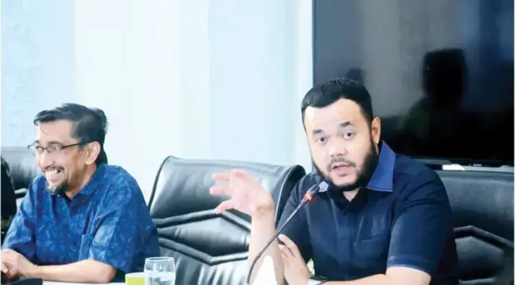 Pemko dan Unand Jajaki Kerjasama Pengolahan Sampah Organik jadi Pupuk 1 PENGELOLAAN SAMPAH— Wali Kota Padang Fadly Amran melakukan pembahasan pengelolaan sampah dalam pertemuan antara dengan Direktur Usaha dan Pengembangan Bisnis Unand, Dr. dr. Andani Eka Putra beserta jajaran, di Kediaman Resmi Wali Kota, Sabtu (26/4).