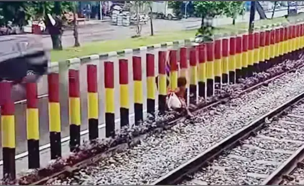 Hadang Kereta B23 Minangkabau Ekspres di Stasiun Lubukbuaya, Petugas KAI Sumbar Gagalkan ODGJ Bunuh Diri 1 PERCOBAAN BUNUH DIRI— Petugas K2 (Kebersihan Stasiun) Divre II Sumbar menunjukkan aksi heroik saat menyelamatkan diduga ODGJ yang nyaris meregang nyawa akibat mencoba bunuh diri di lintasan kereta api Lubuk Buaya, Kamis (24/4).