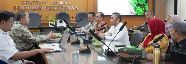 Wawako Padangpanjang Kunjungi Kementeria Kehutanan, Bahas Penataan Tambang Pondok Kapur dan Kawasan Hutan 1 KUNJUNGI KEMENHUT—Wawako Padangpanjang Allex Saputra disambut Sekretaris Ditjen Herban Heryandana dalam pertemuan di Kantor Direktorat Jenderal Planologi Kehutanan, Selasa (22/4).