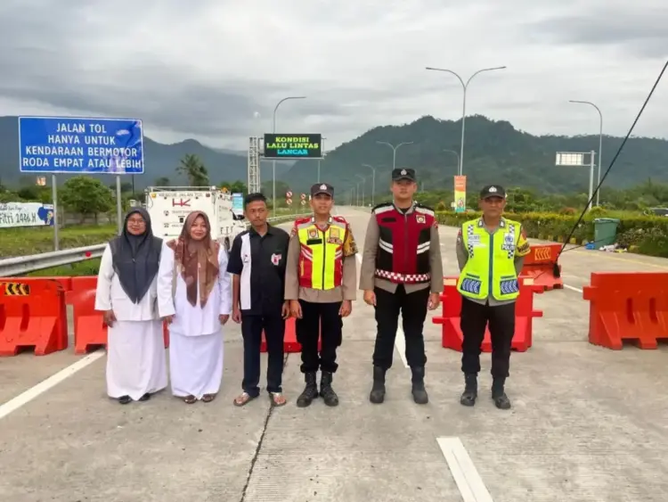 Selama Arus Mudik dan Balik Lebaran, Sistem One Way Dinilai Efektif Urai Kemacetan 1 PENGAMANAN JALAN MASUK TOL— Personel Polres Padangpariaman melaksanakan pengamanan dan pengaturan lalu lintas dengan menerapkan sistem one way di sejumlah titik rawan kepadatan serta pengamanan jalan masuk dan ke luar tol.