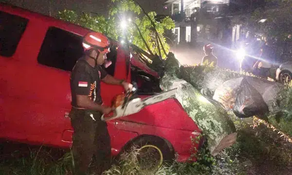 Angin Kencang, Pohon Kedondong Timpa Mobil hingga Ringsek 1 EVAKUASI POHON TUMBANG— Tim Reaksi Cepat (TRC) BPBD Kota Padang melakukan evakuasi pohon kedondong yang tumbang dan menimpa satu unit mobil di jalan Swadesi RT 03 RW 05, Kelurahan Padang Besi, Kota Padang, Senin (28/4) malam.