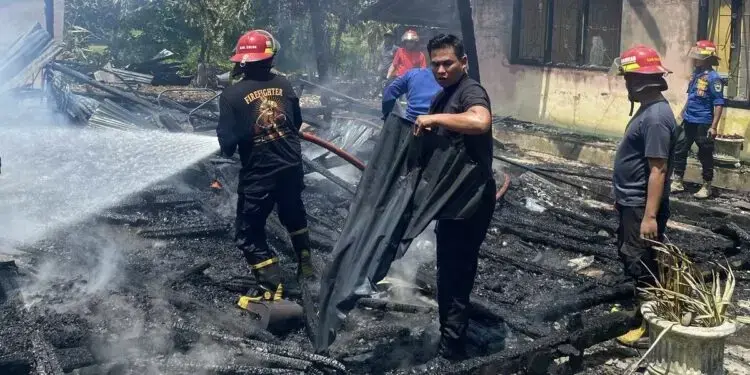 Sehari, 4 Rumah di Kabupaten Solok Terbakar 1 KEBAKARAN— Kondisi rumah yang mengalami
kebakaran di Kabupaten Solok.