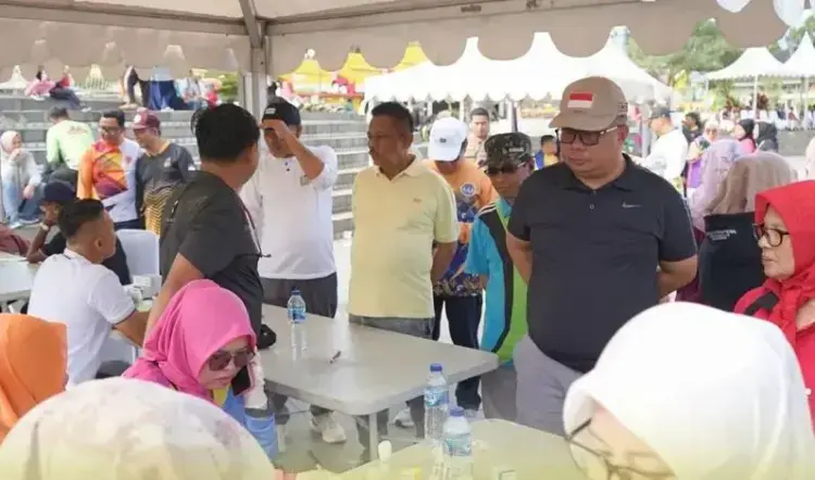 Warga Cek Golongan Darah di CFD 1 CEK GOLONGAN DARAH— Sekdakab Solsel Syamsurizaldi, meninjau posko cek golongan darah gratis pada Car Free Day (CFD).